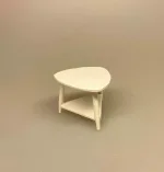 Miniature Trekantet hvidt sofabord med hylde, sofabord, nyreformet, retro, bord, hjørnebord, lampebord, dukkehus, dukkemøbler, dukkestue, dukkehustilbehør, nisser, nissetilbehør, nisse, nissebo, nissehus, nissedør, tilbehør, ting, sangskjuler, symbolsk, gave, gavekort, til, bord, møbler, lille, miniature, mini, miniaturer, 1:12, biti, ribe, indretning, lege, dukkehusting, dukkehusmøbler,
