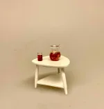 Miniature Trekantet hvidt sofabord med hylde, sofabord, nyreformet, retro, bord, hjørnebord, lampebord, dukkehus, dukkemøbler, dukkestue, dukkehustilbehør, nisser, nissetilbehør, nisse, nissebo, nissehus, nissedør, tilbehør, ting, sangskjuler, symbolsk, gave, gavekort, til, bord, møbler, lille, miniature, mini, miniaturer, 1:12, biti, ribe, indretning, lege, dukkehusting, dukkehusmøbler,