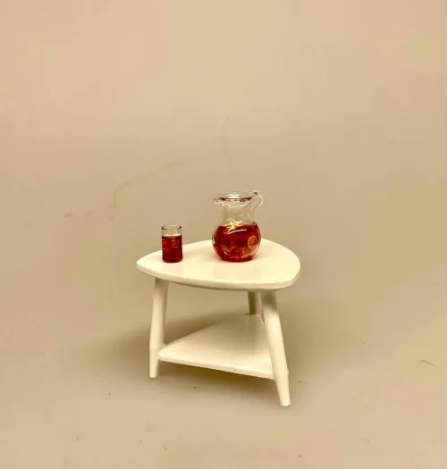 Miniature Trekantet hvidt sofabord med hylde, sofabord, nyreformet, retro, bord, hjørnebord, lampebord, dukkehus, dukkemøbler, dukkestue, dukkehustilbehør, nisser, nissetilbehør, nisse, nissebo, nissehus, nissedør, tilbehør, ting, sangskjuler, symbolsk, gave, gavekort, til, bord, møbler, lille, miniature, mini, miniaturer, 1:12, biti, ribe, indretning, lege, dukkehusting, dukkehusmøbler,