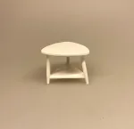 Miniature Trekantet hvidt sofabord med hylde, sofabord, nyreformet, retro, bord, hjørnebord, lampebord, dukkehus, dukkemøbler, dukkestue, dukkehustilbehør, nisser, nissetilbehør, nisse, nissebo, nissehus, nissedør, tilbehør, ting, sangskjuler, symbolsk, gave, gavekort, til, bord, møbler, lille, miniature, mini, miniaturer, 1:12, biti, ribe, indretning, lege, dukkehusting, dukkehusmøbler,