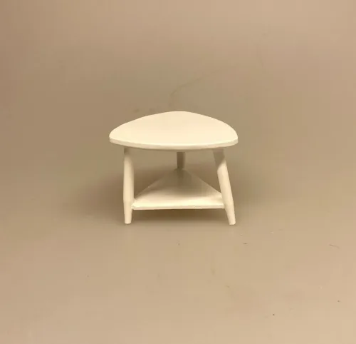 Miniature Trekantet hvidt sofabord med hylde, sofabord, nyreformet, retro, bord, hjørnebord, lampebord, dukkehus, dukkemøbler, dukkestue, dukkehustilbehør, nisser, nissetilbehør, nisse, nissebo, nissehus, nissedør, tilbehør, ting, sangskjuler, symbolsk, gave, gavekort, til, bord, møbler, lille, miniature, mini, miniaturer, 1:12, biti, ribe, indretning, lege, dukkehusting, dukkehusmøbler,