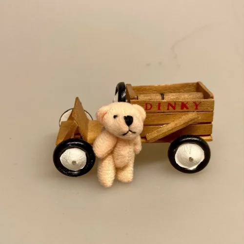 Miniature bamse rosa, Miniature bamse hvid, mini, micro, lillebitte, bamse, plyds, plydsbamse, plydsbjørn, teddy, teddybjørn, krammebamse, dukkehus, dukkehuset, sætterkasse, sættekasseting, sættekasse, sættekassen, amagerhydlen, nisserne, nissehus, nissebo, nissedør, småt, biti, ribe, 1:12