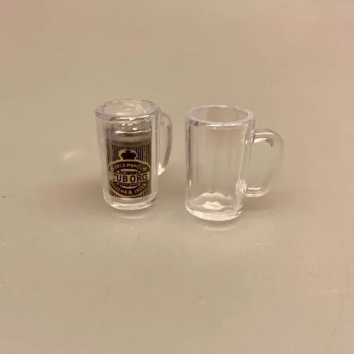 Miniature Ølkrus med hank klare, øl, fadøl, ølkrus, ølglas, krus, glaskrus, plastik, dukkehus, tilbehør, ting til, sætterkasse, sættekasse, nissebo, nisser, nissedør, øl, bryggeri, bryggeribesøg, gavekort, sangskjuler, symbolsk, gave, sjov, biti ribe, dukkehusting, dukkehustilbehør,