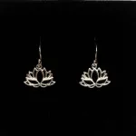 Ørehængere i sølv - Lotus Blomst åben, Lotusblomst, Lotus, åkande, åndelig, spirituel, udvikling, oplysning, indsigt, nirvana, østen, mytstik, amulet, symbol, sølv, ægte, feminin, fin, rejse, gaveide, gave, yoga, filosofi, chakra, sterling sølv, blomst, biti, ribe, maanesten, stine a, enamel, budda, hinduisme,