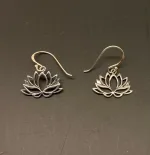 Ørehængere i sølv - Lotus Blomst åben, Lotusblomst, Lotus, åkande, åndelig, spirituel, udvikling, oplysning, indsigt, nirvana, østen, mytstik, amulet, symbol, sølv, ægte, feminin, fin, rejse, gaveide, gave, yoga, filosofi, chakra, sterling sølv, blomst, biti, ribe, maanesten, stine a, enamel, budda, hinduisme,