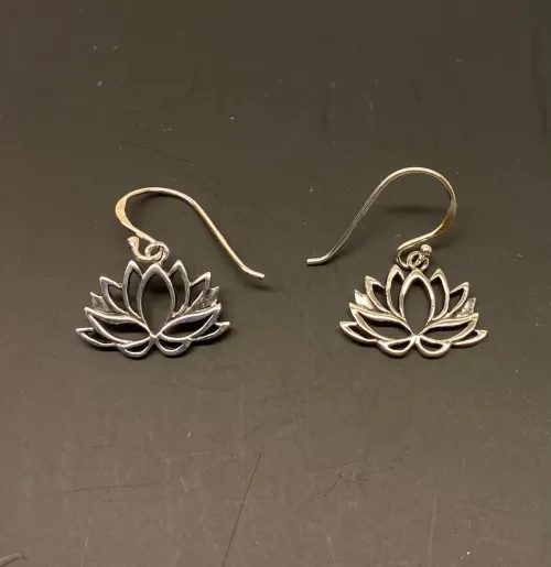 Ørehængere i sølv - Lotus Blomst åben, Lotusblomst, Lotus, åkande, åndelig, spirituel, udvikling, oplysning, indsigt, nirvana, østen, mytstik, amulet, symbol, sølv, ægte, feminin, fin, rejse, gaveide, gave, yoga, filosofi, chakra, sterling sølv, blomst, biti, ribe, maanesten, stine a, enamel, budda, hinduisme,