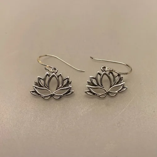Ørehængere i sølv - Lotus Blomst åben, Lotusblomst, Lotus, åkande, åndelig, spirituel, udvikling, oplysning, indsigt, nirvana, østen, mytstik, amulet, symbol, sølv, ægte, feminin, fin, rejse, gaveide, gave, yoga, filosofi, chakra, sterling sølv, blomst, biti, ribe, maanesten, stine a, enamel, budda, hinduisme,
