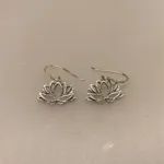 Ørehængere i sølv - Lotus Blomst åben, Lotusblomst, Lotus, åkande, åndelig, spirituel, udvikling, oplysning, indsigt, nirvana, østen, mytstik, amulet, symbol, sølv, ægte, feminin, fin, rejse, gaveide, gave, yoga, filosofi, chakra, sterling sølv, blomst, biti, ribe, maanesten, stine a, enamel, budda, hinduisme,