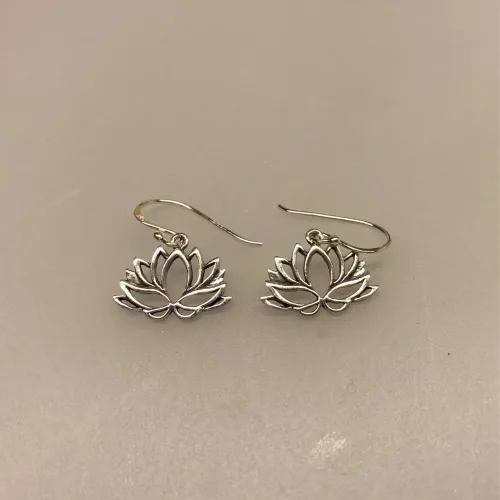 Ørehængere i sølv - Lotus Blomst åben, Lotusblomst, Lotus, åkande, åndelig, spirituel, udvikling, oplysning, indsigt, nirvana, østen, mytstik, amulet, symbol, sølv, ægte, feminin, fin, rejse, gaveide, gave, yoga, filosofi, chakra, sterling sølv, blomst, biti, ribe, maanesten, stine a, enamel, budda, hinduisme,