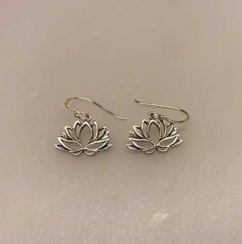Ørehængere i sølv - Lotus Blomst åben, Lotusblomst, Lotus, åkande, åndelig, spirituel, udvikling, oplysning, indsigt, nirvana, østen, mytstik, amulet, symbol, sølv, ægte, feminin, fin, rejse, gaveide, gave, yoga, filosofi, chakra, sterling sølv, blomst, biti, ribe, maanesten, stine a, enamel, budda, hinduisme,