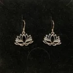 Ørehængere i sølv - Lotus Blomst åben, Lotusblomst, Lotus, åkande, åndelig, spirituel, udvikling, oplysning, indsigt, nirvana, østen, mytstik, amulet, symbol, sølv, ægte, feminin, fin, rejse, gaveide, gave, yoga, filosofi, chakra, sterling sølv, blomst, biti, ribe, maanesten, stine a, enamel, budda, hinduisme,