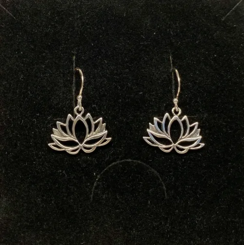 Ørehængere i sølv - Lotus Blomst åben, Lotusblomst, Lotus, åkande, åndelig, spirituel, udvikling, oplysning, indsigt, nirvana, østen, mytstik, amulet, symbol, sølv, ægte, feminin, fin, rejse, gaveide, gave, yoga, filosofi, chakra, sterling sølv, blomst, biti, ribe, maanesten, stine a, enamel, budda, hinduisme,