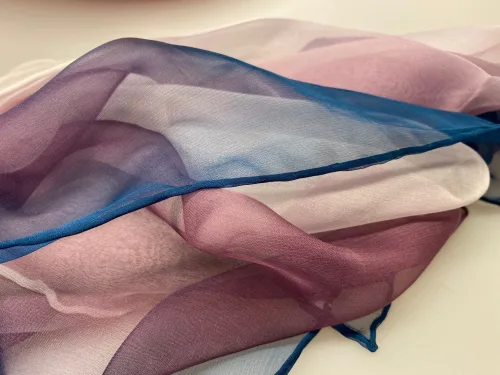 Silkechiffon Tørklæde 1158 - Blækblå/lyng/hvid, 1158-178, silketørklæde, silkechiffon, kvalitet, let, eksklusivt, lækkert, gaveide, mors dag, fødselsdag, luksus, smukt, let, lunt, elegant, ren silke, 100%, biti, ribe