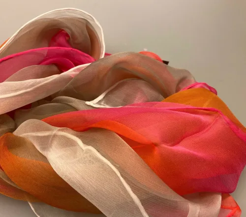 Silkechiffon Tørklæde 1158 - Pink/Orange/Hvid, 1159-252, , gyldne farver, orange, pink, knaldfarver, glade farver, silke, tørklæde, silketørklæde, silkechiffon, let, stort, stola, sjal, festtøj, fest tilbehør, smukt, lækkert, kvalitet, udsøgt, biti, ribe, smukt, eksklusivt, lækkert, luksus, ægte, ren, 100%, silketørklæde, gaveide, gave, elegant, kvalitet