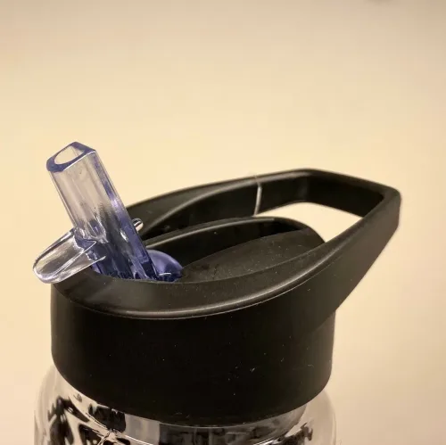 Vandflaske - Elge Sort, Grå, vandflaske, plastflaske, drikkeflaske, drikkedunk, fitness, sport, sportsdunk, sportsflaske, saftevandsdunk, smart, skoletasken, skole, fritid, job,arbejde, gave, gaveide, elge, elg, elgmotiv, med elge, sort, flot, stilig, sjov, speciel, sverige, svensk, moz, biti, ribe, håndbold, cool, lækker, smart, sugerør, drikkepause,