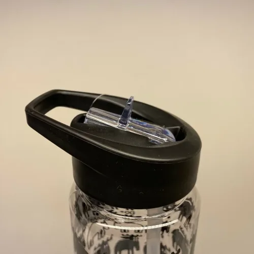 Vandflaske - Elge Sort, Grå, vandflaske, plastflaske, drikkeflaske, drikkedunk, fitness, sport, sportsdunk, sportsflaske, saftevandsdunk, smart, skoletasken, skole, fritid, job,arbejde, gave, gaveide, elge, elg, elgmotiv, med elge, sort, flot, stilig, sjov, speciel, sverige, svensk, moz, biti, ribe, håndbold, cool, lækker, smart, sugerør, drikkepause,