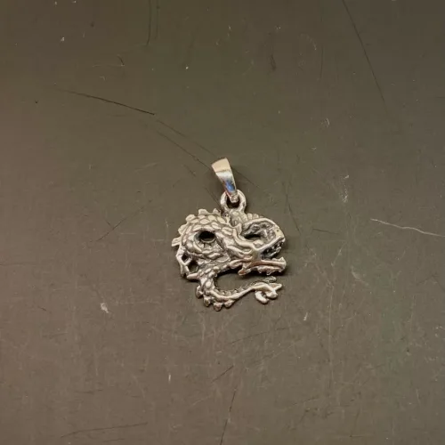 Vikingevedhæng i sølv - Drage med snoet hale lille, 16544, magisk, drage, sølvvedhæng, sølvdrage, luftdrage, fantasy, fantasi, væsen, magi, magisk, eventyr, vedhæng, vikingesmykker, kræfter, symbol, amulet, styrke, beskyttelse, amulet, vedhæng, ægte, sølv, ren, sterling, halskæde, halssmykke, museumssmykker, fund, vikinger, kelstisk, fabeldyr, mytologi, mytologisk, biti, ribe, lille, feminin, til børn,