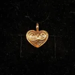 Bronze Vedhæng - Hjerte Amulet, museumssmykker, hjerte, hjertevedhæng, amulet, kærlighed, valentine, bryllup, smykke, bronze, keltisk, vikingefund, vikingesmykker, vikingevedhæng, vedhæng, bronze, specielt, flot, vadehavet, ansgar, ribe, biti, hjerteamulet, hjertesmykke, halskæde, gyldent, kobber