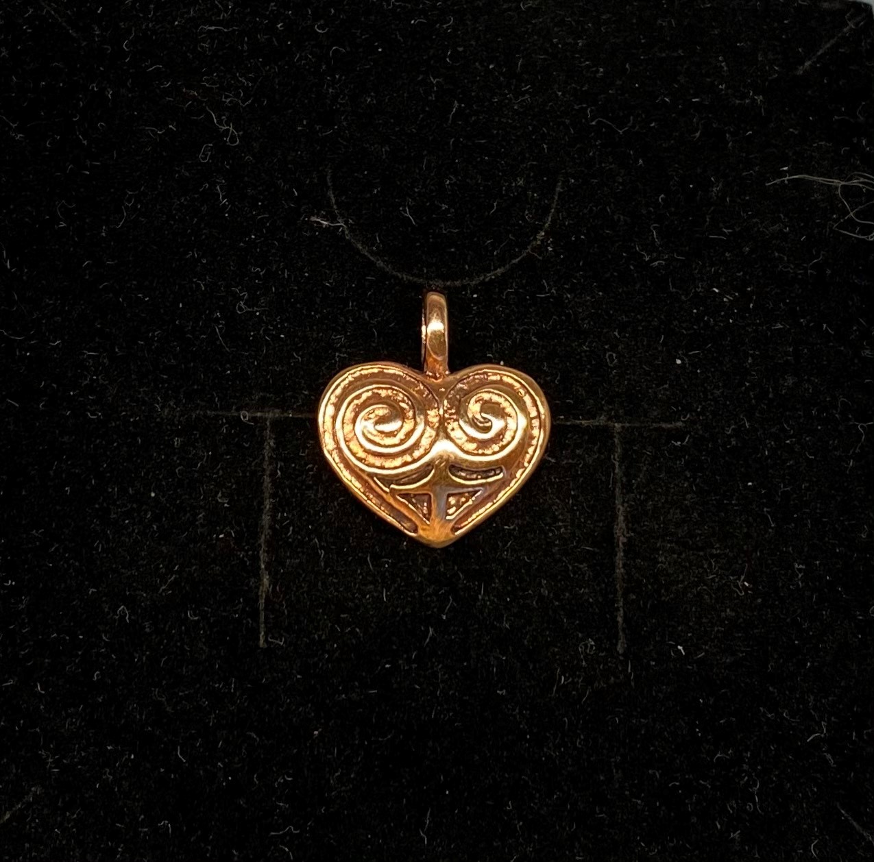 Bronze Vedhæng - Hjerte Amulet, museumssmykker, hjerte, hjertevedhæng, amulet, kærlighed, valentine, bryllup, smykke, bronze, keltisk, vikingefund, vikingesmykker, vikingevedhæng, vedhæng, bronze, specielt, flot, vadehavet, ansgar, ribe, biti, hjerteamulet, hjertesmykke, halskæde, gyldent, kobber