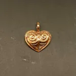 Bronze Vedhæng - Hjerte Amulet, museumssmykker, hjerte, hjertevedhæng, amulet, kærlighed, valentine, bryllup, smykke, bronze, keltisk, vikingefund, vikingesmykker, vikingevedhæng, vedhæng, bronze, specielt, flot, vadehavet, ansgar, ribe, biti, hjerteamulet, hjertesmykke, halskæde, gyldent, kobber