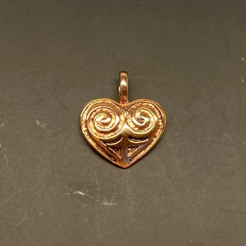 Bronze Vedhæng - Hjerte Amulet, museumssmykker, hjerte, hjertevedhæng, amulet, kærlighed, valentine, bryllup, smykke, bronze, keltisk, vikingefund, vikingesmykker, vikingevedhæng, vedhæng, bronze, specielt, flot, vadehavet, ansgar, ribe, biti, hjerteamulet, hjertesmykke, halskæde, gyldent, kobber