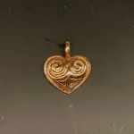 Bronze Vedhæng - Hjerte Amulet, museumssmykker, hjerte, hjertevedhæng, amulet, kærlighed, valentine, bryllup, smykke, bronze, keltisk, vikingefund, vikingesmykker, vikingevedhæng, vedhæng, bronze, specielt, flot, vadehavet, ansgar, ribe, biti, hjerteamulet, hjertesmykke, halskæde, gyldent, kobber