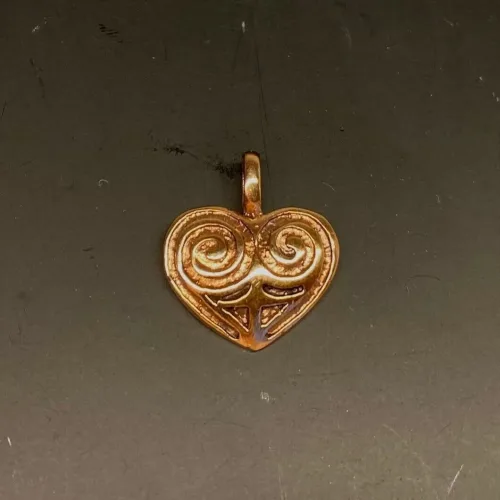 Bronze Vedhæng - Hjerte Amulet, museumssmykker, hjerte, hjertevedhæng, amulet, kærlighed, valentine, bryllup, smykke, bronze, keltisk, vikingefund, vikingesmykker, vikingevedhæng, vedhæng, bronze, specielt, flot, vadehavet, ansgar, ribe, biti, hjerteamulet, hjertesmykke, halskæde, gyldent, kobber