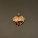 Bronze Vedhæng - Hjerte Amulet, museumssmykker, hjerte, hjertevedhæng, amulet, kærlighed, valentine, bryllup, smykke, bronze, keltisk, vikingefund, vikingesmykker, vikingevedhæng, vedhæng, bronze, specielt, flot, vadehavet, ansgar, ribe, biti, hjerteamulet, hjertesmykke, halskæde, gyldent, kobber