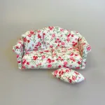 Miniature Sofa Polstret med Blomster, 23059, dukkehus, dukkehuset, dukkemøbler, dukkehusmøbler, sofa, mini, miniature, polster, polstret, sommerhus, sommerlig, fin, feminin, sød, liberty, blød, morfar, middagslur, sove til middag, middagslur, lille lur, en på øjet, sangskjuler, blomster, ny sofa, gavekort, symbolsk, gave, til, gave, gaveide, pengegave, dukkemøbler, biti, ribe,