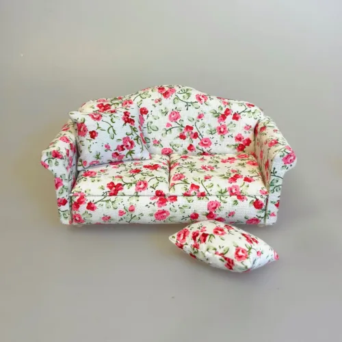 Miniature Sofa Polstret med Blomster, 23059, dukkehus, dukkehuset, dukkemøbler, dukkehusmøbler, sofa, mini, miniature, polster, polstret, sommerhus, sommerlig, fin, feminin, sød, liberty, blød, morfar, middagslur, sove til middag, middagslur, lille lur, en på øjet, sangskjuler, blomster, ny sofa, gavekort, symbolsk, gave, til, gave, gaveide, pengegave, dukkemøbler, biti, ribe,
