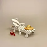 Miniature Solstol af træ hvid, solstol, liggestol, pool, driverliv, pension, efterløn, rejsegavekort, solferie, ferie, ferierejse, syd på, solbadning, daser, daseferie, all inclusive, gaveide, gave, gavekort, miniature, dukkehus, møbler, terrasse, havemøbler, terrassemøbler, 1:12, sangskjuler, symbolsk, gaveide, pengegave, biti, ribe, miniaturer, dukkemøbler