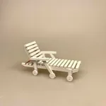 Miniature Solstol af træ hvid, solstol, liggestol, pool, driverliv, pension, efterløn, rejsegavekort, solferie, ferie, ferierejse, syd på, solbadning, daser, daseferie, all inclusive, gaveide, gave, gavekort, miniature, dukkehus, møbler, terrasse, havemøbler, terrassemøbler, 1:12, sangskjuler, symbolsk, gaveide, pengegave, biti, ribe, miniaturer, dukkemøbler