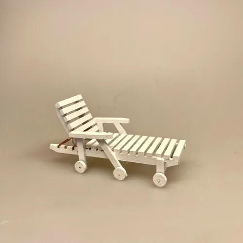 Miniature Solstol af træ hvid, solstol, liggestol, pool, driverliv, pension, efterløn, rejsegavekort, solferie, ferie, ferierejse, syd på, solbadning, daser, daseferie, all inclusive, gaveide, gave, gavekort, miniature, dukkehus, møbler, terrasse, havemøbler, terrassemøbler, 1:12, sangskjuler, symbolsk, gaveide, pengegave, biti, ribe, miniaturer, dukkemøbler