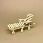Miniature Solstol af træ hvid, solstol, liggestol, pool, driverliv, pension, efterløn, rejsegavekort, solferie, ferie, ferierejse, syd på, solbadning, daser, daseferie, all inclusive, gaveide, gave, gavekort, miniature, dukkehus, møbler, terrasse, havemøbler, terrassemøbler, 1:12, sangskjuler, symbolsk, gaveide, pengegave, biti, ribe, miniaturer, dukkemøbler
