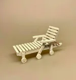 Miniature Solstol af træ hvid, solstol, liggestol, pool, driverliv, pension, efterløn, rejsegavekort, solferie, ferie, ferierejse, syd på, solbadning, daser, daseferie, all inclusive, gaveide, gave, gavekort, miniature, dukkehus, møbler, terrasse, havemøbler, terrassemøbler, 1:12, sangskjuler, symbolsk, gaveide, pengegave, biti, ribe, miniaturer, dukkemøbler