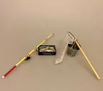 Miniature Fiskenet med skaft, krabber, fiskenet, ruse, fiskeri, lystfisker, symbolsk, gave, gaveide, sangskjuler, sjov, stranden, strandliv, fanger krabber, leg, sommerferie, på havnen, havneliv, miniaturer, dukkehusting, dukkehus, dukkestue, tilbehør, mini, nisser, nissedør, nissebo, 1:12, skala, sætterkasse, biti, ribe, dukketing