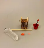 Miniature Fiskenet med skaft, krabber, fiskenet, ruse, fiskeri, lystfisker, symbolsk, gave, gaveide, sangskjuler, sjov, stranden, strandliv, fanger krabber, leg, sommerferie, på havnen, havneliv, miniaturer, dukkehusting, dukkehus, dukkestue, tilbehør, mini, nisser, nissedør, nissebo, 1:12, skala, sætterkasse, biti, ribe, dukketing