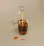 Miniature Fiskenet med skaft, krabber, fiskenet, ruse, fiskeri, lystfisker, symbolsk, gave, gaveide, sangskjuler, sjov, stranden, strandliv, fanger krabber, leg, sommerferie, på havnen, havneliv, miniaturer, dukkehusting, dukkehus, dukkestue, tilbehør, mini, nisser, nissedør, nissebo, 1:12, skala, sætterkasse, biti, ribe, dukketing
