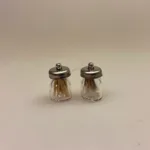 Miniature Glas med vatpinde & Træpinde, liva weel , krukker, badeværelset, kosmetolog, symbolsk, gave, gaveide, sangskjuler, færdig, uddannet, medicin, læge, sygepejerske, sygeplejer, sosu assistent, materialist, læreplads, tillykke, dukkehus, dukkehusting, tilbehør, sætterkasse, dukkehustilbehør, 1:12, miniaturer, miniature, vatpinde, rense ører, apotek, træpind, halsen, tungepind, biti, ribe