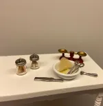 Miniature Glas med vatpinde & Træpinde, liva weel , krukker, badeværelset, kosmetolog, symbolsk, gave, gaveide, sangskjuler, færdig, uddannet, medicin, læge, sygepejerske, sygeplejer, sosu assistent, materialist, læreplads, tillykke, dukkehus, dukkehusting, tilbehør, sætterkasse, dukkehustilbehør, 1:12, miniaturer, miniature, vatpinde, rense ører, apotek, træpind, halsen, tungepind, biti, ribe