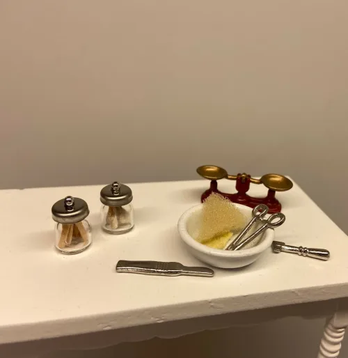 Miniature Glas med vatpinde & Træpinde, liva weel , krukker, badeværelset, kosmetolog, symbolsk, gave, gaveide, sangskjuler, færdig, uddannet, medicin, læge, sygepejerske, sygeplejer, sosu assistent, materialist, læreplads, tillykke, dukkehus, dukkehusting, tilbehør, sætterkasse, dukkehustilbehør, 1:12, miniaturer, miniature, vatpinde, rense ører, apotek, træpind, halsen, tungepind, biti, ribe
