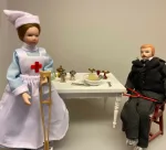 Miniature Glas med vatpinde & Træpinde, liva weel , krukker, badeværelset, kosmetolog, symbolsk, gave, gaveide, sangskjuler, færdig, uddannet, medicin, læge, sygepejerske, sygeplejer, sosu assistent, materialist, læreplads, tillykke, dukkehus, dukkehusting, tilbehør, sætterkasse, dukkehustilbehør, 1:12, miniaturer, miniature, vatpinde, rense ører, apotek, træpind, halsen, tungepind, biti, ribe