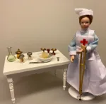 Miniature Glas med vatpinde & Træpinde, liva weel , krukker, badeværelset, kosmetolog, symbolsk, gave, gaveide, sangskjuler, færdig, uddannet, medicin, læge, sygepejerske, sygeplejer, sosu assistent, materialist, læreplads, tillykke, dukkehus, dukkehusting, tilbehør, sætterkasse, dukkehustilbehør, 1:12, miniaturer, miniature, vatpinde, rense ører, apotek, træpind, halsen, tungepind, biti, ribe