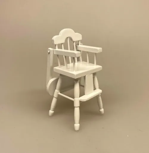 Miniature Høj Barnestol Hvid, højstol, barnestol, baby, børneværelset, miniature, stol, dukkehus, dukkehusmøbler, tilbehør, ting til, nisser, små, dukkemøbler, dukkehus, mini, sangskjuler, symbolsk, babushower, barnedåb, dåb, dåbsgave, barselsgave, 1:12, biti, ribe