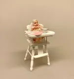 Miniature Høj Barnestol Hvid, højstol, barnestol, baby, børneværelset, miniature, stol, dukkehus, dukkehusmøbler, tilbehør, ting til, nisser, små, dukkemøbler, dukkehus, mini, sangskjuler, symbolsk, babushower, barnedåb, dåb, dåbsgave, barselsgave, 1:12, biti, ribe