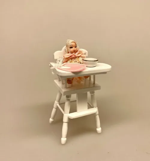 Miniature Høj Barnestol Hvid, højstol, barnestol, baby, børneværelset, miniature, stol, dukkehus, dukkehusmøbler, tilbehør, ting til, nisser, små, dukkemøbler, dukkehus, mini, sangskjuler, symbolsk, babushower, barnedåb, dåb, dåbsgave, barselsgave, 1:12, biti, ribe