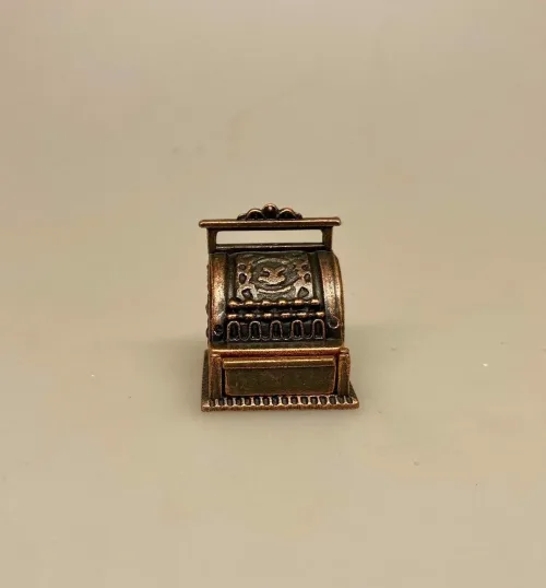 Miniature Kasseapparat Antik Kobber, antik, gammelt, gammeldags, kasse, pengekasse, købmand, købmandsbutik, høker, dukkehus, miniature, symbolsk, gave, gaveide, selvstændig, egen, butik, butiksejer, butiksuddannet, tilbehør, dukkekøbmand, dukkebutik, 1:12, manufaktur, biti, ribe