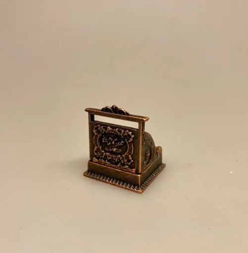 Miniature Kasseapparat Antik Kobber, antik, gammelt, gammeldags, kasse, pengekasse, købmand, købmandsbutik, høker, dukkehus, miniature, symbolsk, gave, gaveide, selvstændig, egen, butik, butiksejer, butiksuddannet, tilbehør, dukkekøbmand, dukkebutik, 1:12, manufaktur, biti, ribe