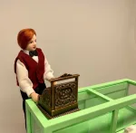 Miniature Kasseapparat Antik Kobber, antik, gammelt, gammeldags, kasse, pengekasse, købmand, købmandsbutik, høker, dukkehus, miniature, symbolsk, gave, gaveide, selvstændig, egen, butik, butiksejer, butiksuddannet, tilbehør, dukkekøbmand, dukkebutik, 1:12, manufaktur, biti, ribe