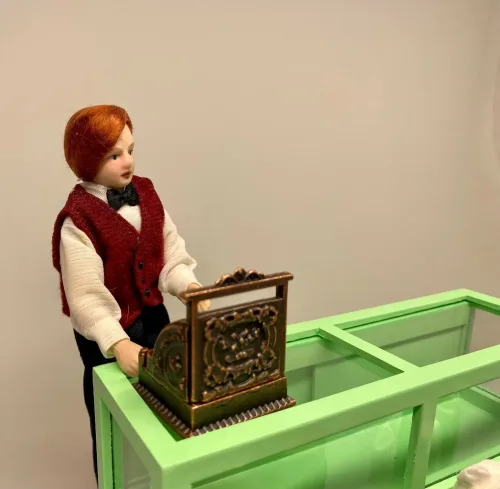 Miniature Kasseapparat Antik Kobber, antik, gammelt, gammeldags, kasse, pengekasse, købmand, købmandsbutik, høker, dukkehus, miniature, symbolsk, gave, gaveide, selvstændig, egen, butik, butiksejer, butiksuddannet, tilbehør, dukkekøbmand, dukkebutik, 1:12, manufaktur, biti, ribe